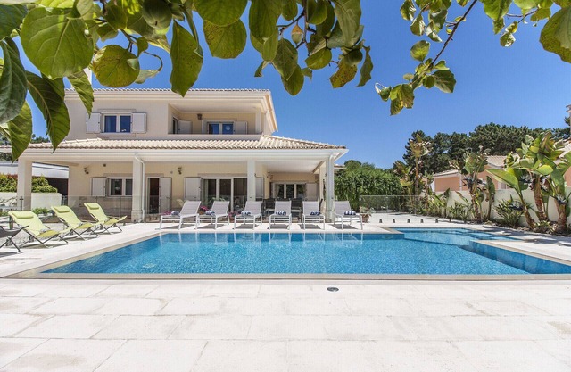 Schöne moderne Villa mit eingezäuntem Pool in der Nähe von Aroeira Golf Resort