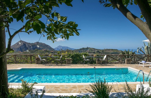 Villa Amiela mit privatem Pool, Meerblick, Garten, Terrasse und Parkplatz