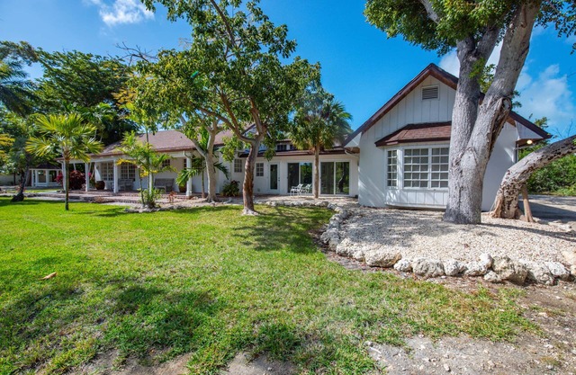 Villa and Guest House of Pelico Palms