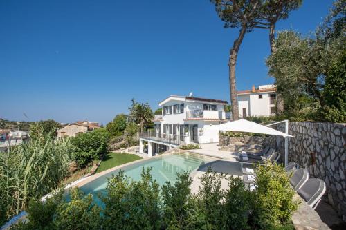 Villa Andrilla by Feeling Italy with Pool, Views, Concierge, in the town center by Feeling Italy