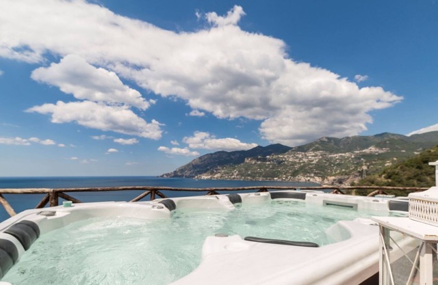 Entspannende Villa am Meer in Strandnähe, Maxi-Whirlpool, atemberaubende Aussicht und Parkplatz