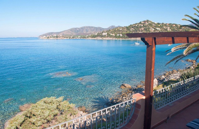 Villa AngelaD seafront and direct access to the coast - Torre delle Stelle