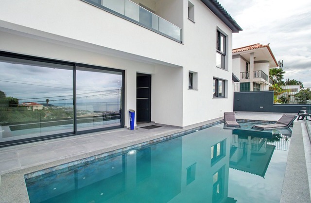 Villa 'Angela' mit Meerblick, Privatem Pool und Wi-Fi