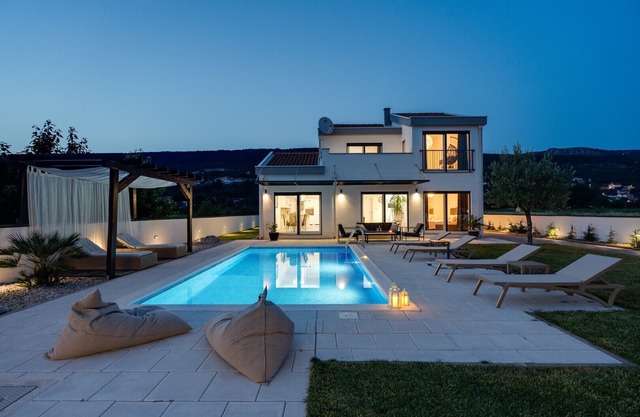 Die Villa Anja ist eine Villa mit 4 Schlafzimmern und einem 32 m2 großen beheizten Pool in der Nähe von Imotski