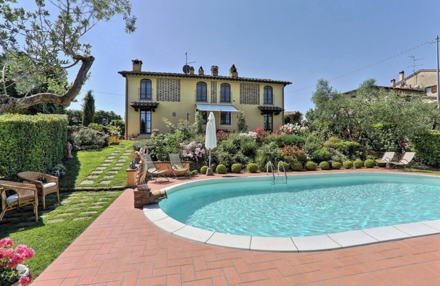Villa 'Antica Sosta Renai' mit privatem Pool, privater Terrasse und Wi-Fi