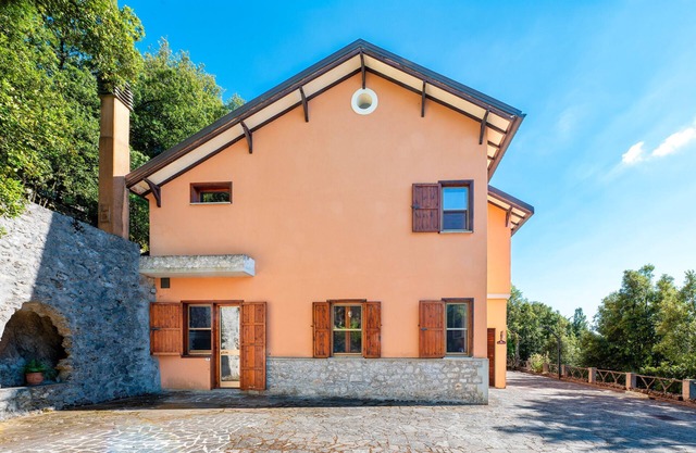 Villa 'Appartamento Villa Marta' mit Bergblick und Gemeinschaftsgarten