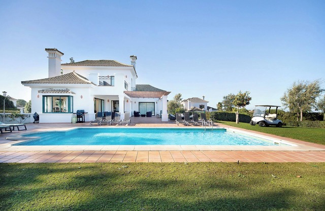 Villa "Arcos golf Jacaranda 5 dormitorios" mit Bergblick, Pool und WLAN