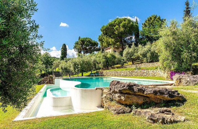 Villa Ardita: una característica y acogedora villa de dos pisos rodeada de vegetación.