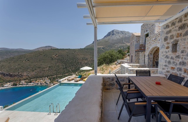 Villa ARIS mit gemeinsamem Pool, exponierter Lage über dem Meer, Peloponnes