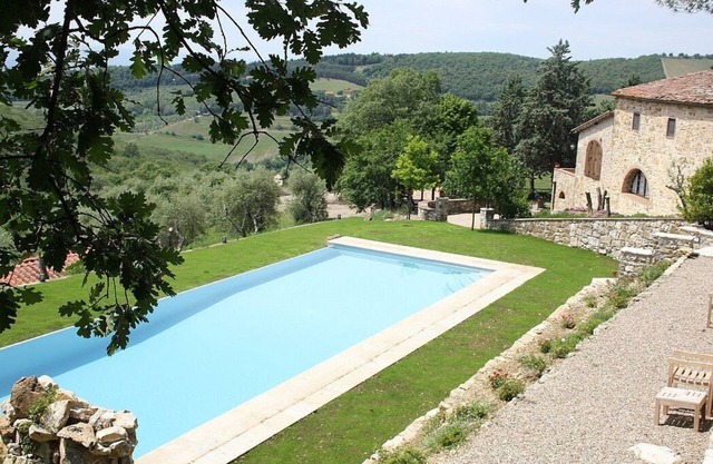 Villa Arnica A: Ein charakteristisches und einladendes altes toskanisches Bauernhaus, umgeben von Weinbergen und Olivenhainen.