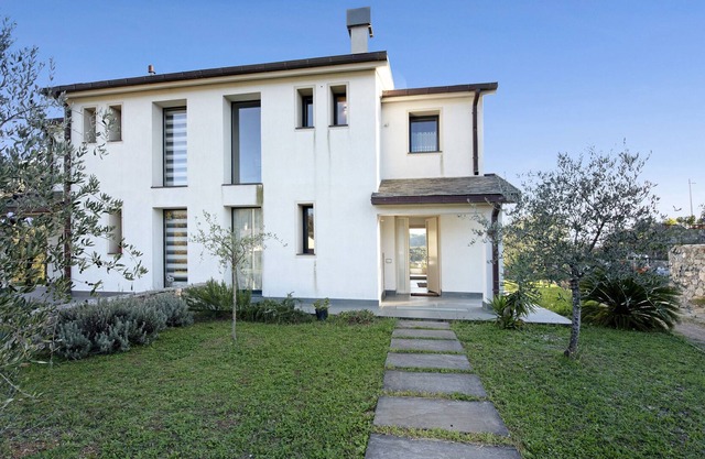 Villa Asia Luce, eingebettet in die ligurische Landschaft mit privatem Garten