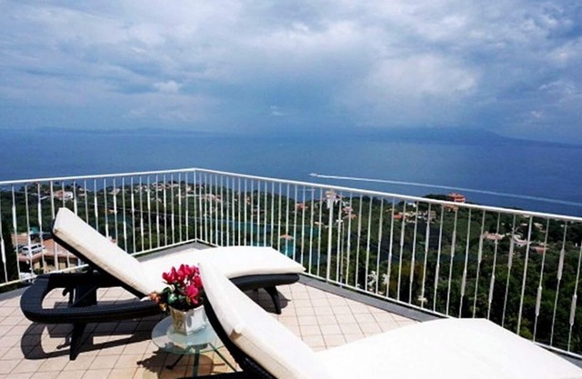 Villa Astaria B: Eine angenehme Wohnung, die die gesamte obere Etage einer zweistöckigen Villa mit Blick auf die Sonne und das Meer bedeckt.