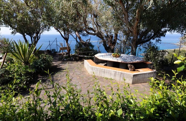 Villa Aurelia mit Blick auf das Meer, 500 m vom Strand entfernt, mit WLAN u