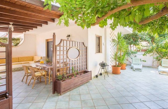 Villa Avion. Fenced, baby chair, outdoor shower, beach 250m away. For families.