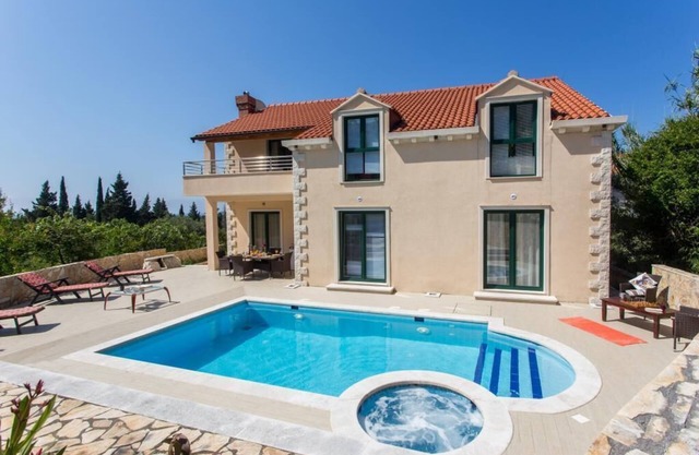 Villa Avoca - Apartment mit 4 Schlafzimmern, 2 Balkonen und Pool