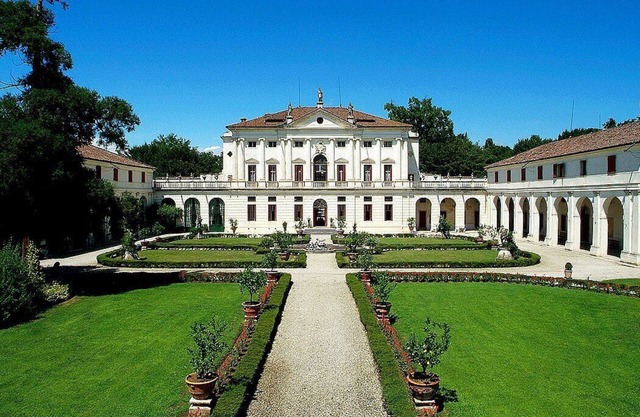 Villa Barchessa: Ein elegantes zweistöckiges Apartment, das Teil einer historischen Villa ist, umgeben von wunderschönen Gärten.