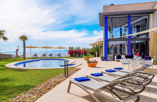 VILLA BAY BLUE by Priority