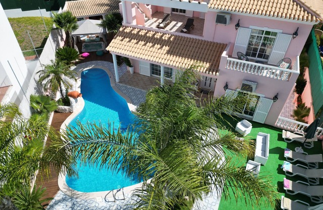 Villa Beach Palace: Luxuriöse 5-Bett-Villa mt beheiztem Pool, Whirlpool WF