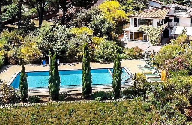 Villa Begonia: Eine charmante Wohnung, die Teil einer zweistöckigen Villa auf einem kleinen Hügel ist.