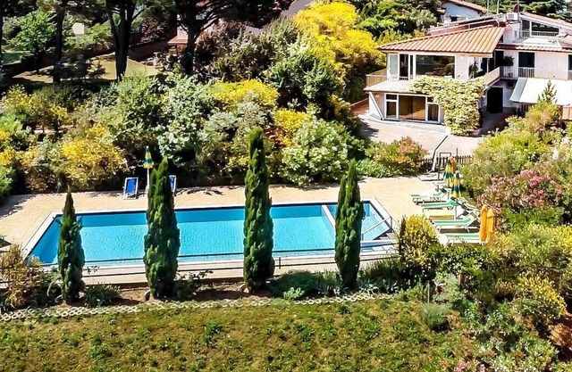 Villa Begonia Grande: Eine charmante Wohnung, die Teil einer zweistöckigen Villa auf einem kleinen Hügel ist.