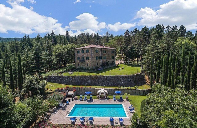 Villa Belgarbo: Eine bezaubernde und helle zweistöckige Villa in einem eleganten Gebäude aus dem 18. Jahrhundert.