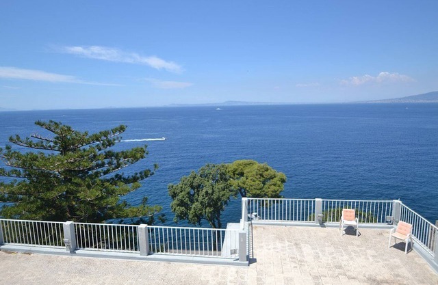 Villa Beniamina: Eine prächtige historische Villa aus dem neunzehnten Jahrhundert auf zwei Etagen mit Blick auf das Meer.