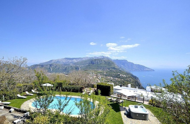 Villa Berenice Grande: Eine charmante dreistöckige Villa mit Blick auf das Meer sowie die Küsten von Sorrent und Amalfi.