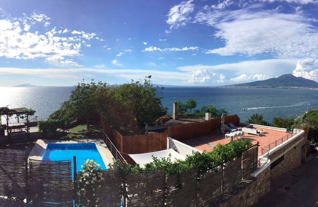 Villa Bikini, ein Paradies auf dem Felsen über dem Meer mit Swimmingpool.