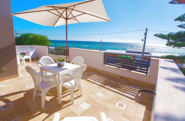 Unabhängige Wohnung in einer Panorama-Villa mit Blick auf den Strand mit Swimmingpool