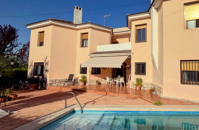 Villa Bobal - Exclusive relaxing getaway with swimming pool, BBQ, wine and nature