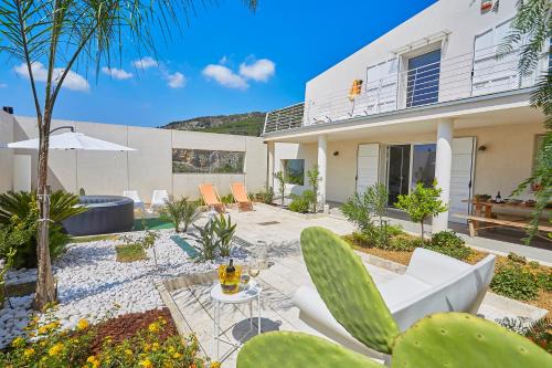 Villa Bonifato vista sulle campagne e sul mare siciliano COZY HOUSE ITALY