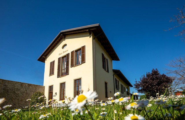 VILLA BOTTERA whit Jacuzzi in the garden from LANGHE/ALBA and the ALPI