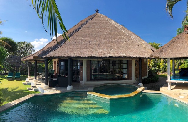 Villa Bundar: Luxury Beachfront Villa mit Personal
