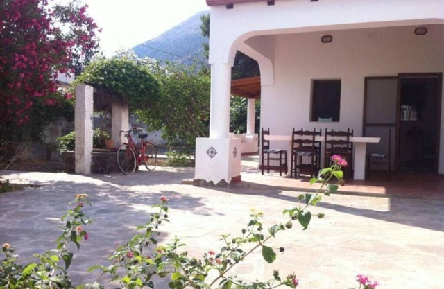 Villa by the Vulcano - 55sq metres + patio and garden