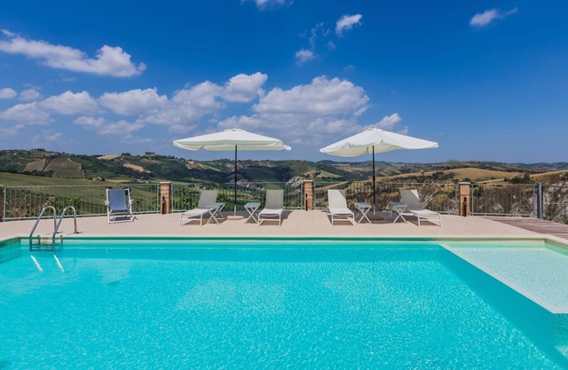 Villa Calanchi mit Pool, Klimaanlage und herrlichem Panoramablick, 20 Minuten von der Adriaküste