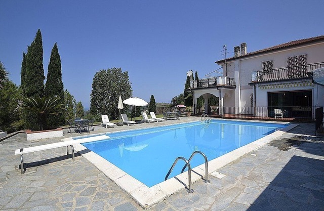 Villa Calipso A: Eine angenehme und geräumige Wohnung, die das gesamte Erdgeschoss einer Villa auf einem Vorgebirge mit Blick auf das Meer umfasst.