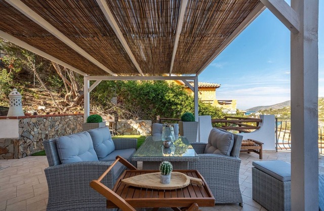 Eleganter Teil einer Panorama-Villa, nur einen Steinwurf vom Meer entfernt