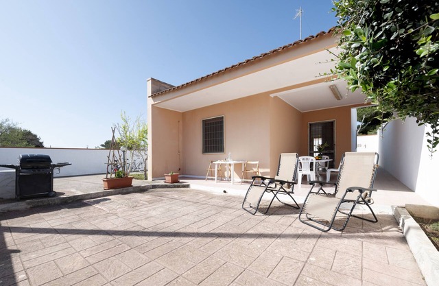 Villa 'Camilla' mit privater Terrasse, privatem Garten und Klimaanlage