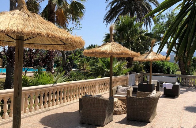 Gehentfernung zum Zentrum und Strand. Großer privater Pool.