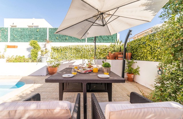 Villa Caparica - cozy villa with pool near the beach