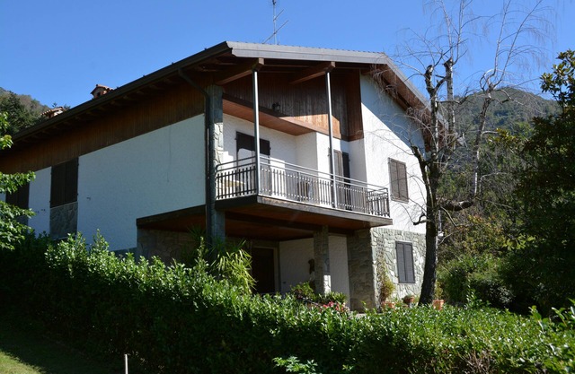 Villa Carla: Oasi di Relax tra Montagne e Lago, con Ampi Spazi e Giardino