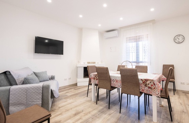 Villa 'Carola Primo Piano' mit Gemeinschaftspool, WLAN und Klimaanlage