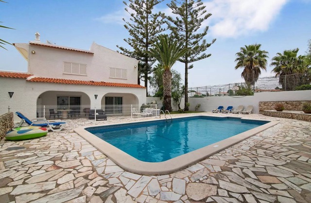 'Villa Carvoeiro' mit Meerblick, Pool und WLAN