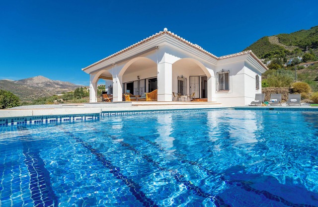 Villa 'Casa Hyam' mit Seeblick, privatem Pool und Klimaanlage