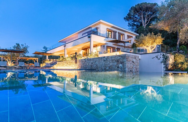 Villa CASADELMARE- 7 bedrooms, swimming pool, sea and mountain views, golf driving range