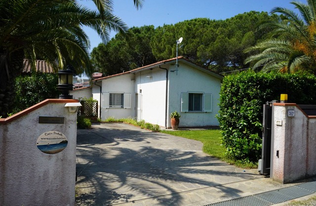 Villetta Casaisoladelba in Lacona, 80 Meter vom Strand entfernt im Park, WLAN, Haustier