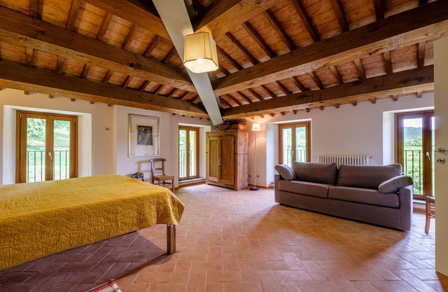 Villa 'Casale Roccone' mit Bergblick, Beheizte Wanne, Garten und WLAN