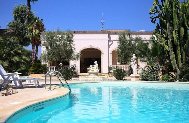 Villa Castalia: Eine prächtige und leuchtende zweistöckige Villa in ruhiger Lage.