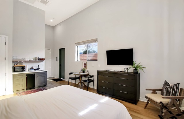 Villa Castillo 3 - studio, Dog Friendly, walk to State St, restaurants, free parking, wifi!