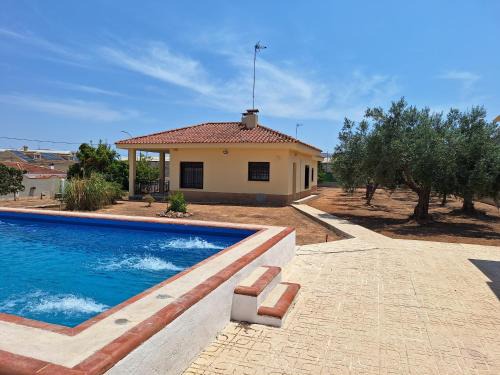 Villa cerca de Valencia con piscina junto a la montaña